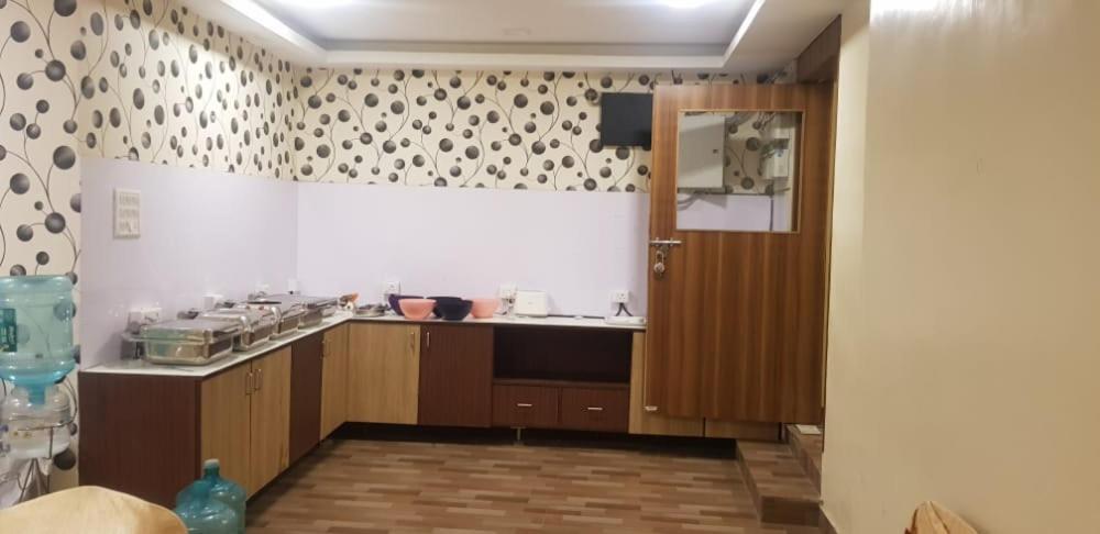 Hotel Rich Inn Csennai Kültér fotó